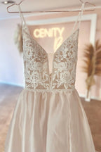 Robes de mariée élégantes sans manches à fines bretelles spaghetti en dentelle, coupe évasée avec encolure en V