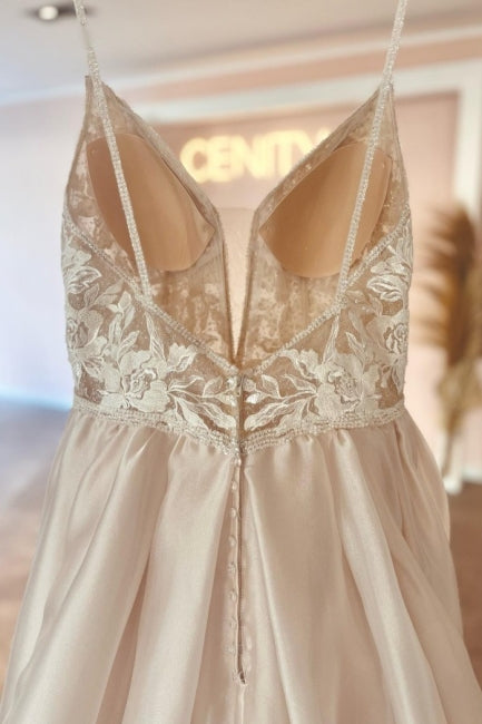 Robes de mariée élégantes sans manches à fines bretelles spaghetti en dentelle, coupe évasée avec encolure en V