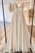 Robes de mariée élégantes sans manches à fines bretelles spaghetti en dentelle, coupe évasée avec encolure en V