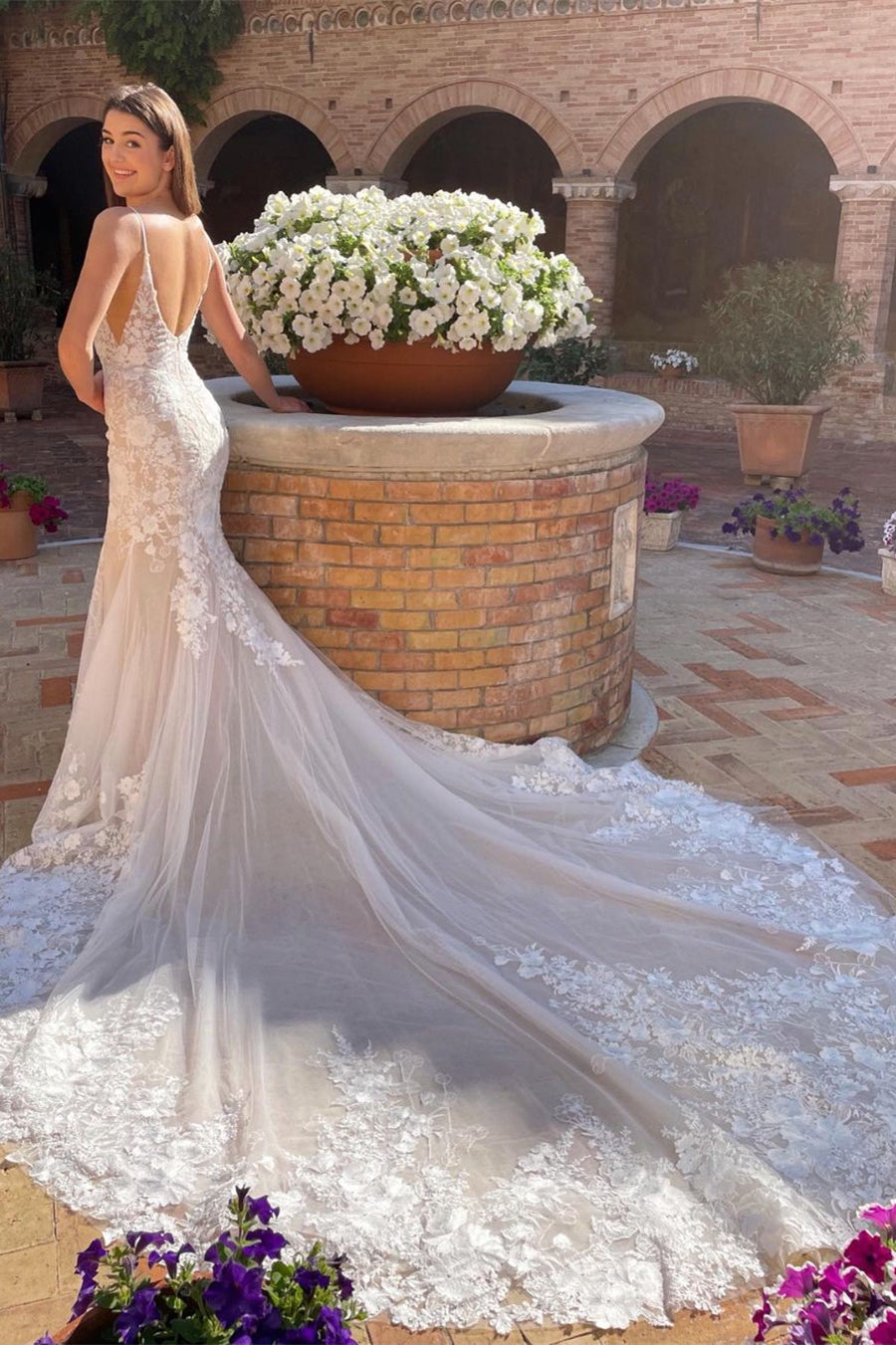 Vestido de Noiva Elegante com Decote em V, Alças Finas e Sem Mangas, Modelo Sereia com Renda