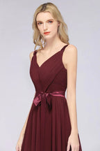 Elegantes trägerloses Brautjungfernkleid aus Chiffon mit V-Ausschnitt, Rüschen und bodenlangem Rock