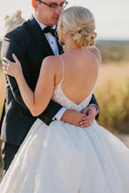 Elegantes weißes rückenfreies A-Linien-Brautkleid mit V-Ausschnitt und Spitze