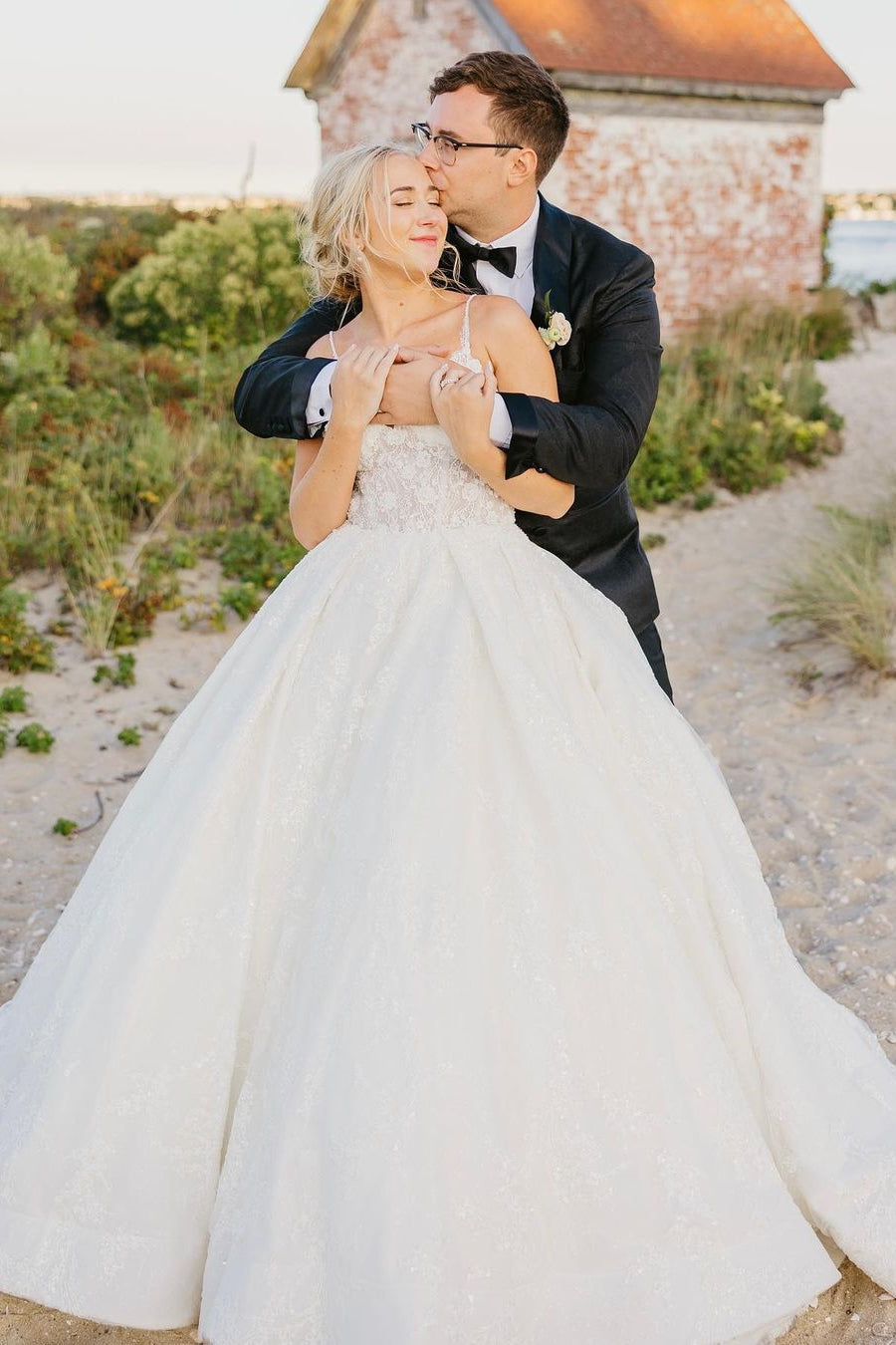 Elegantes weißes rückenfreies A-Linien-Brautkleid mit V-Ausschnitt und Spitze