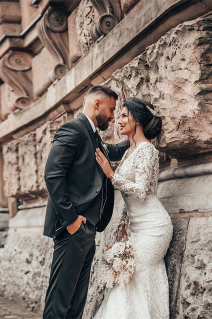 Robe de mariée sirène printanière élégante en dentelle florale blanche à manches longues et col en V, robe de mariée ajustée