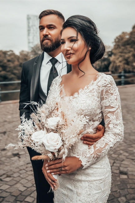 Robe de mariée sirène printanière élégante en dentelle florale blanche à manches longues et col en V, robe de mariée ajustée