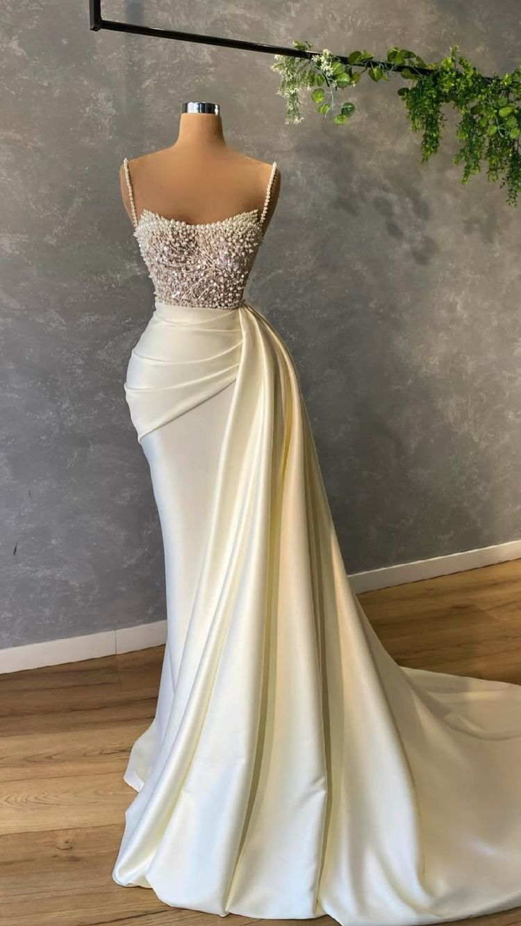 Abiti da sposa eleganti bianchi senza maniche con paillettes a sirena e perle