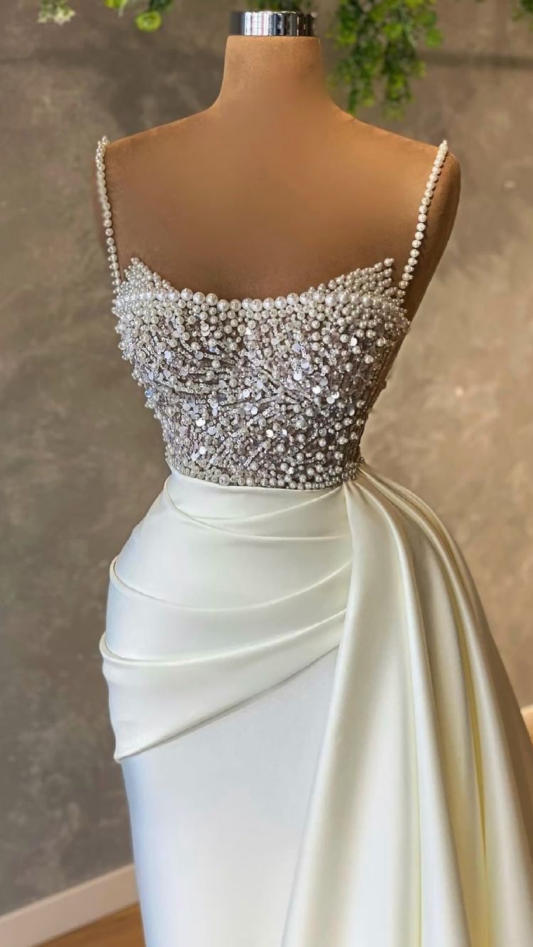 Abiti da sposa eleganti bianchi senza maniche con paillettes a sirena e perle