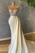 Abiti da sposa eleganti bianchi senza maniche con paillettes a sirena e perle