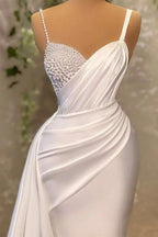 Elegante vestido de fiesta blanco sin mangas con cuentas