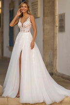 Elegante vestido de noiva branco com decote em V e linha com aplicações e casaco destacável