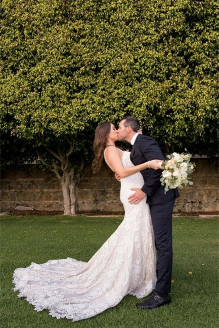 Robes de mariée sirène blanches élégantes à col en V et dos nu avec dentelle