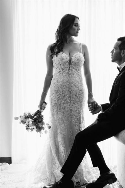 Robes de mariée sirène blanches élégantes à col en V et dos nu avec dentelle
