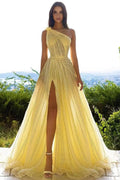Elegante abito da sera giallo monospalla con paillettes, linea a trapezio e spacco