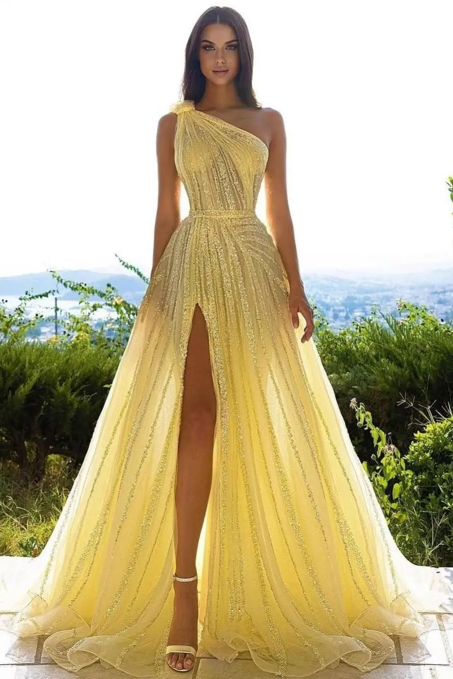 Elegante abito da sera giallo monospalla con paillettes, linea a trapezio e spacco
