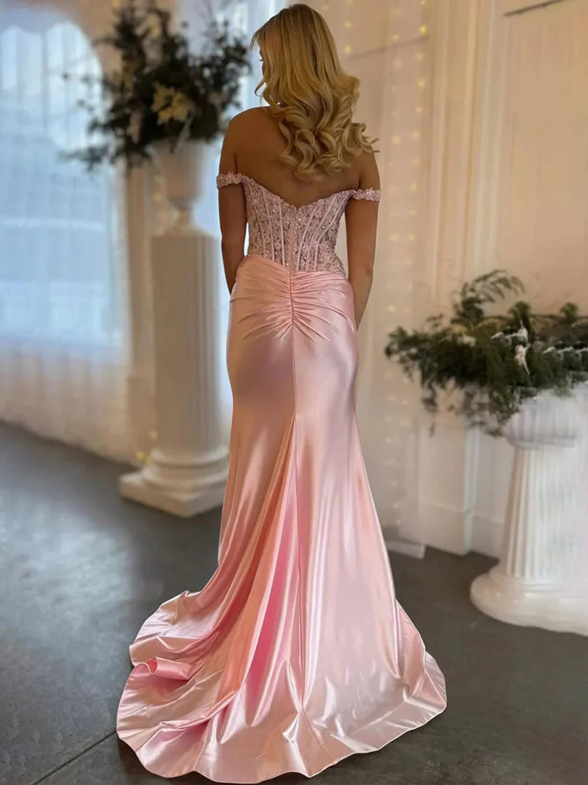 Eseld | Vestidos largos de fiesta de satén rosa con escote corazón y abertura