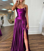 Eunice | Vestido largo de fiesta morado metálico plisado sin tirantes con corte en línea A y abertura