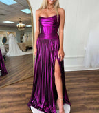 Eunice | Vestido largo de fiesta morado metálico plisado sin tirantes con corte en línea A y abertura
