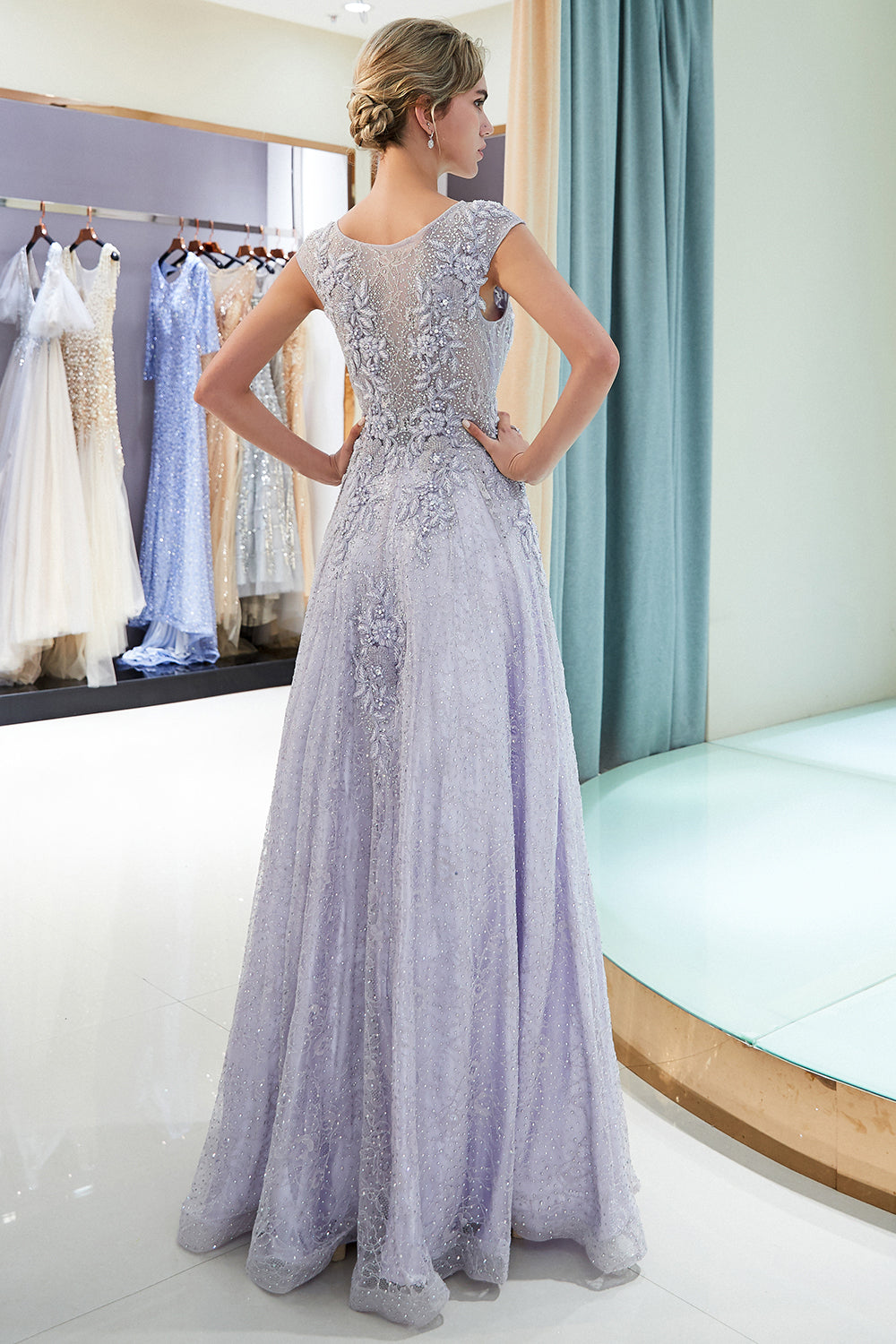 Vestido de noite excelente longo em linha A com renda de tule e joias