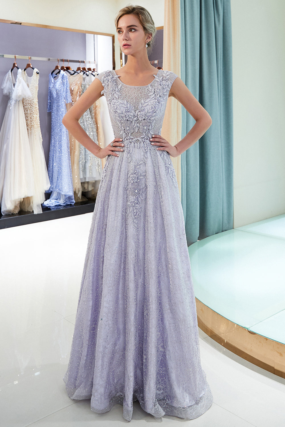 Vestido de noite excelente longo em linha A com renda de tule e joias