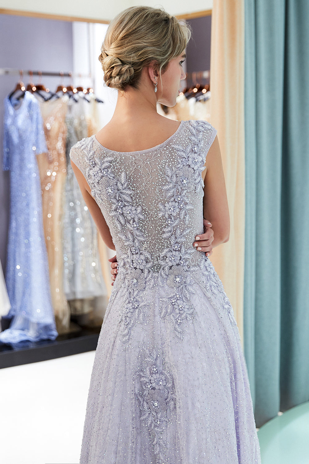 Vestido de noite excelente longo em linha A com renda de tule e joias