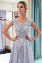 Vestido de noite excelente longo em linha A com renda de tule e joias