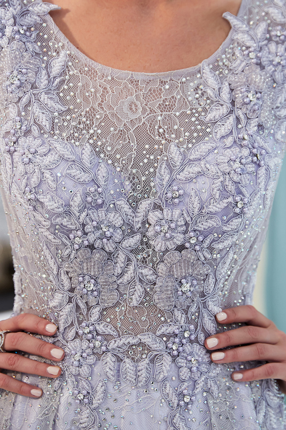 Vestido de noite excelente longo em linha A com renda de tule e joias