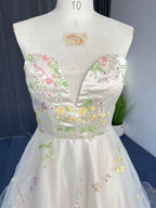 Robe de bal exquise en tulle sans bretelles à fleurs et coupe en A
