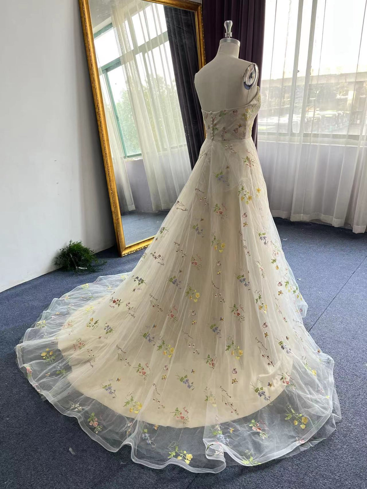 Robe de bal exquise en tulle sans bretelles à fleurs et coupe en A