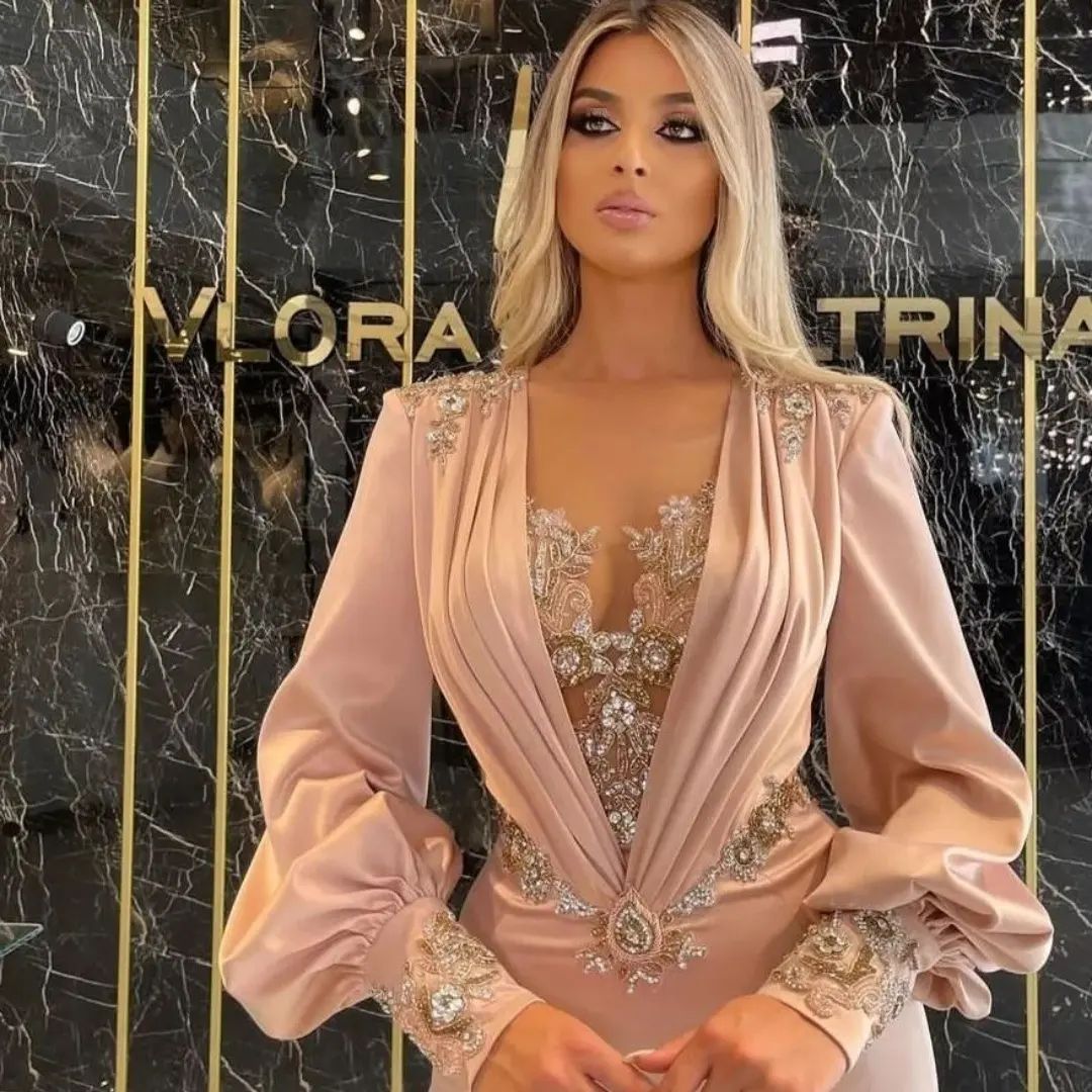 Exquisito vestido de fiesta de satén estilo sirena, de manga larga y largo hasta el suelo con apliques