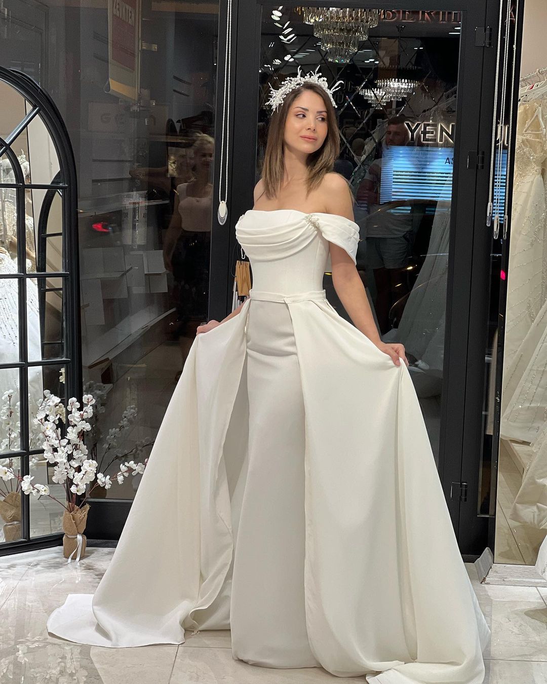 Vestido de Noiva em Cetim, Comprimento ao Chão, Decote Ombro a Ombro, Corte em A, com Contas Exquisito