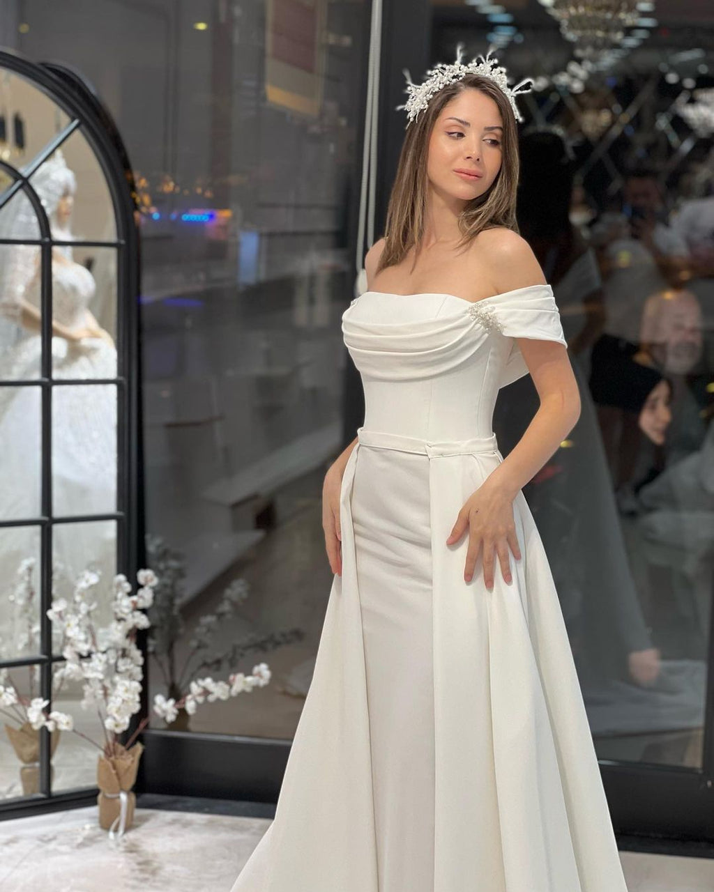 Vestido de Noiva em Cetim, Comprimento ao Chão, Decote Ombro a Ombro, Corte em A, com Contas Exquisito