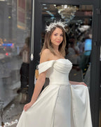 Vestido de Noiva em Cetim, Comprimento ao Chão, Decote Ombro a Ombro, Corte em A, com Contas Exquisito
