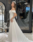 Vestido de Noiva em Cetim, Comprimento ao Chão, Decote Ombro a Ombro, Corte em A, com Contas Exquisito