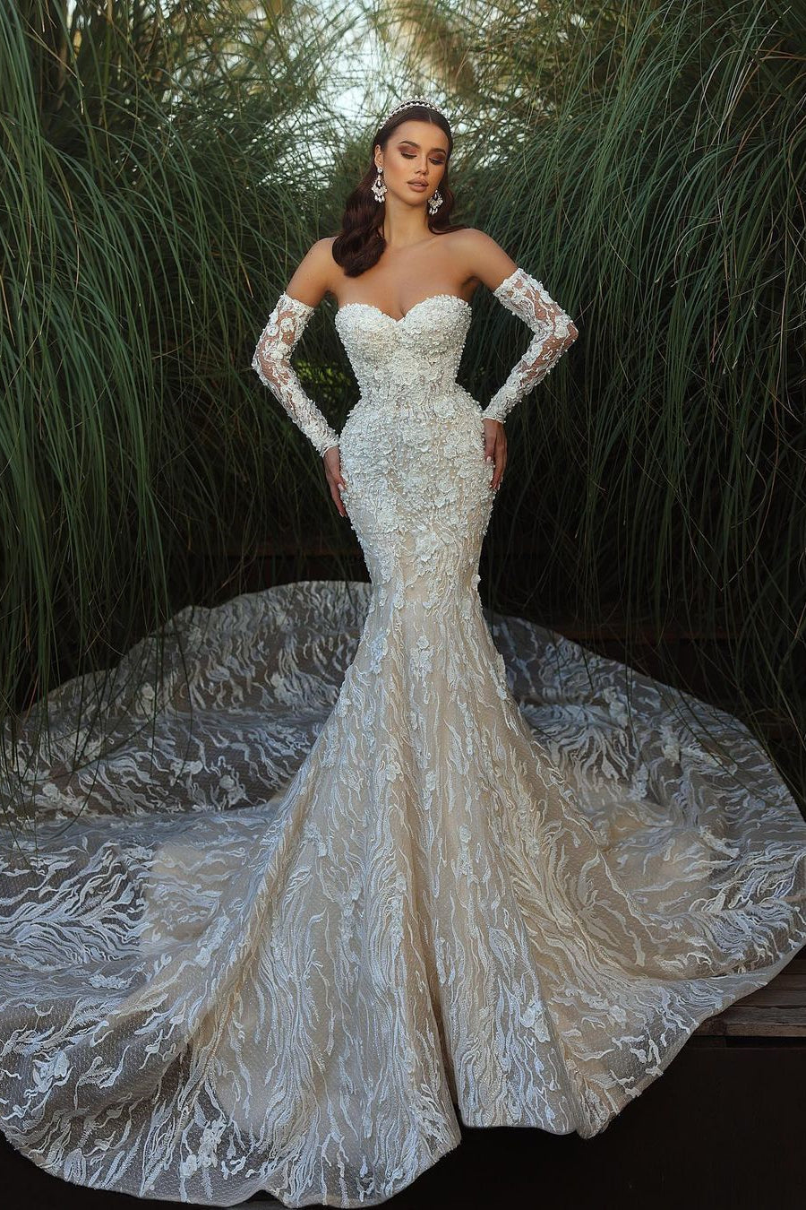 Vestido de Noiva Exquisito Comprido até ao Chão, com Decote Coração, Sem Mangas, em Renda, Estilo Sereia, com Cauda de Catedral