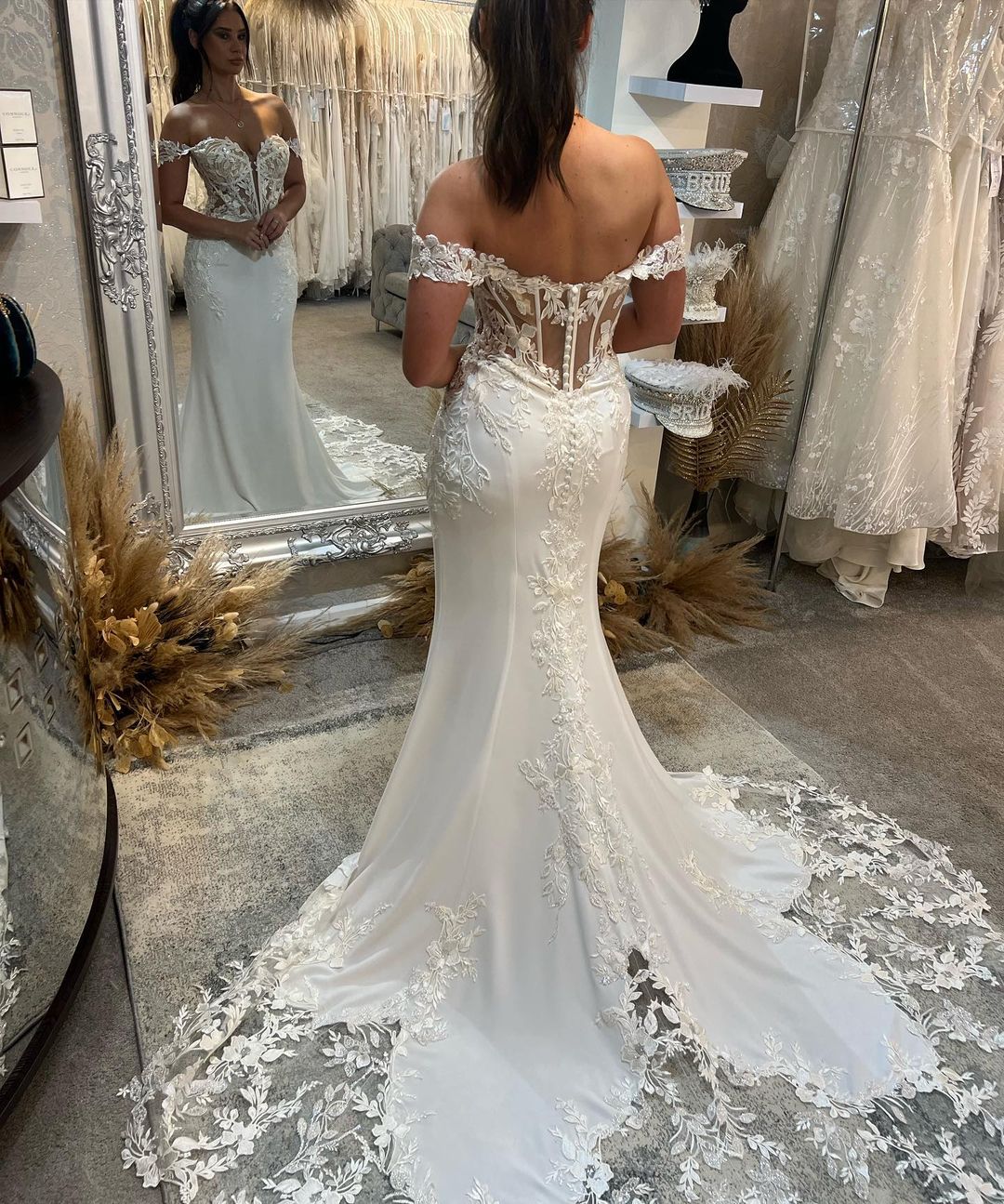 Exquisito vestido de novia de encaje estilo sirena, sin mangas, con escote corazón y hombros descubiertos