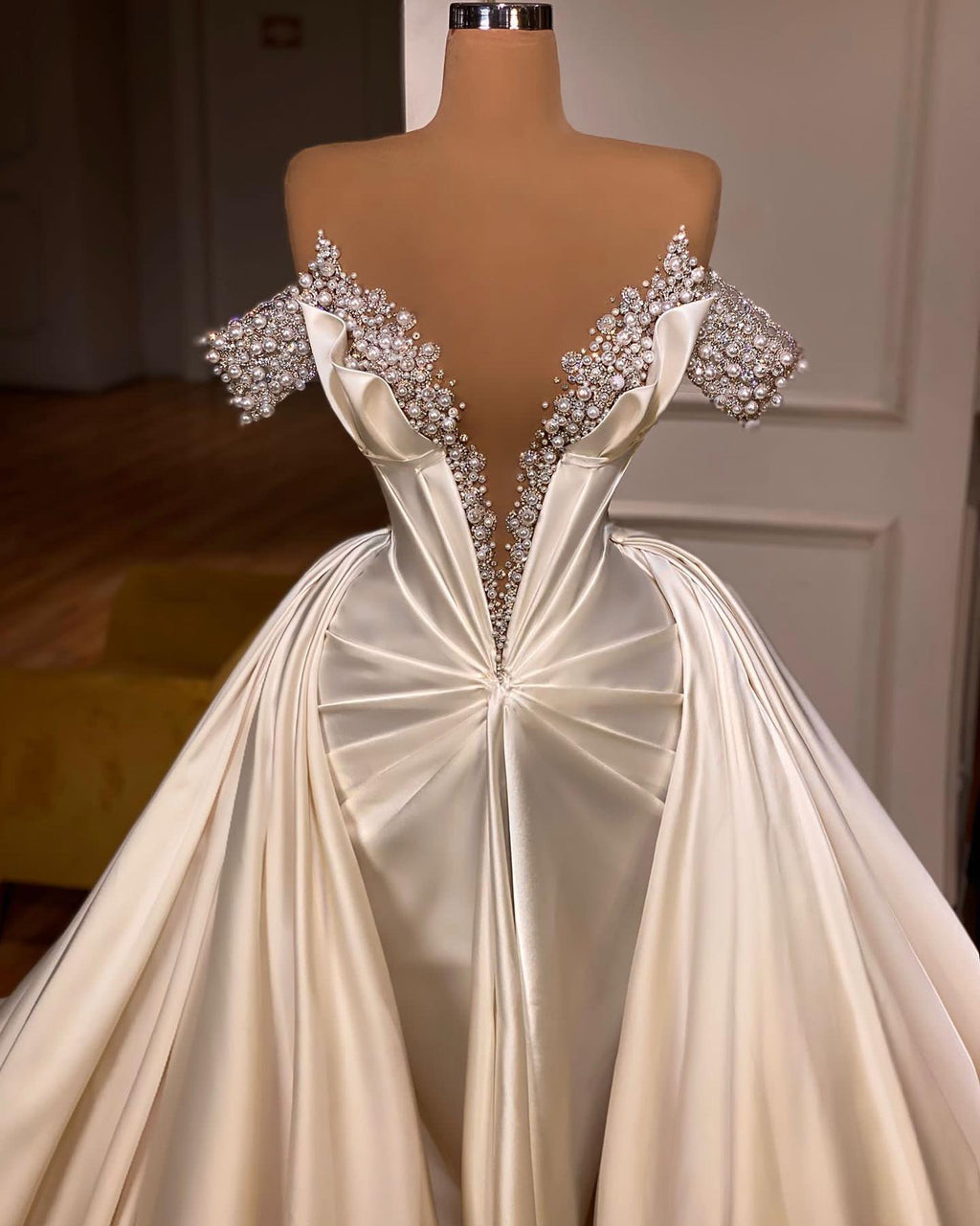 Vestido de baile em cetim, comprimento até ao chão, decote em V, ombros descobertos, corte em A, com contas delicadas