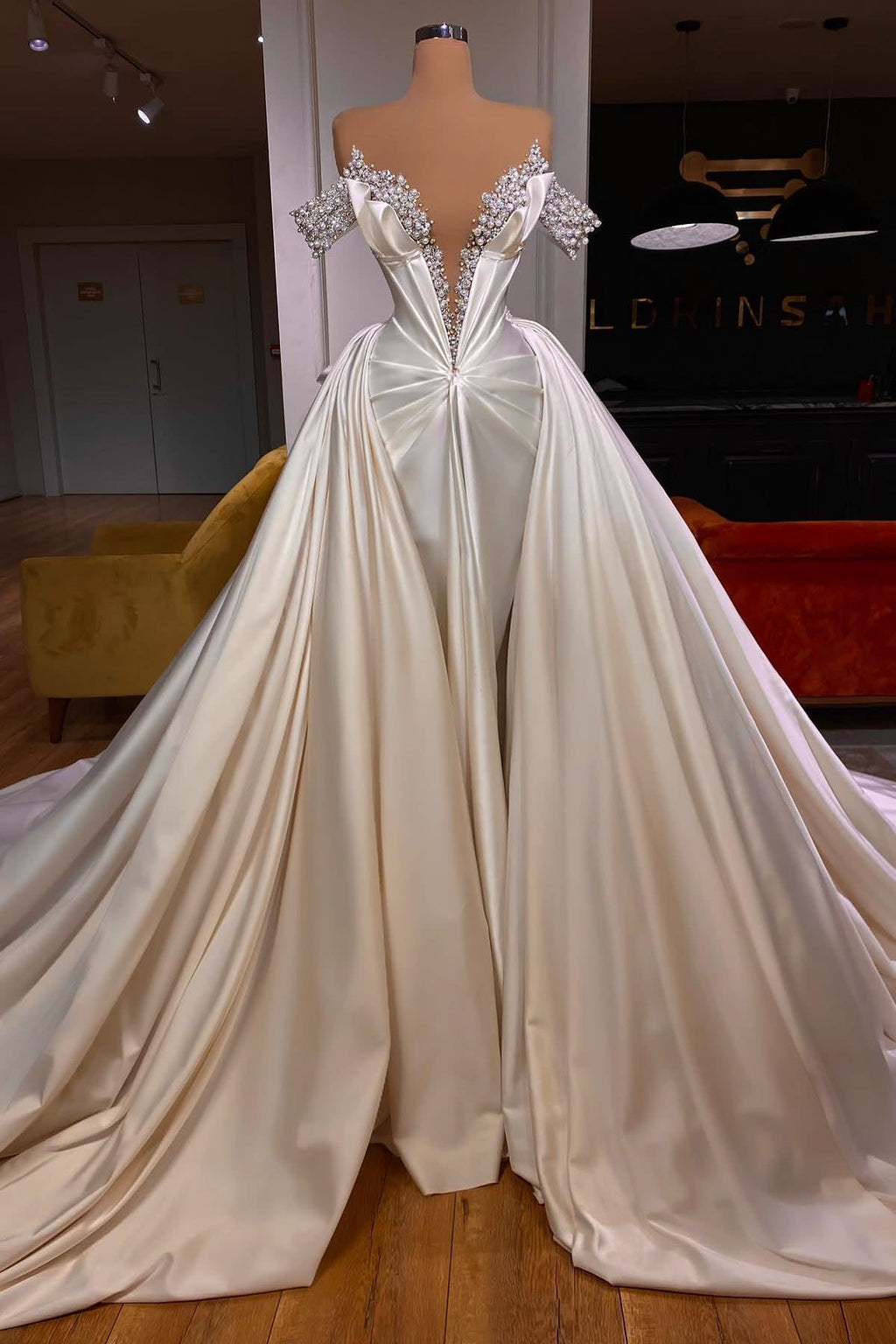 Vestido de baile em cetim, comprimento até ao chão, decote em V, ombros descobertos, corte em A, com contas delicadas