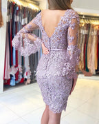 Robes courtes de bal aux fleurs en dentelle exquises avec manches