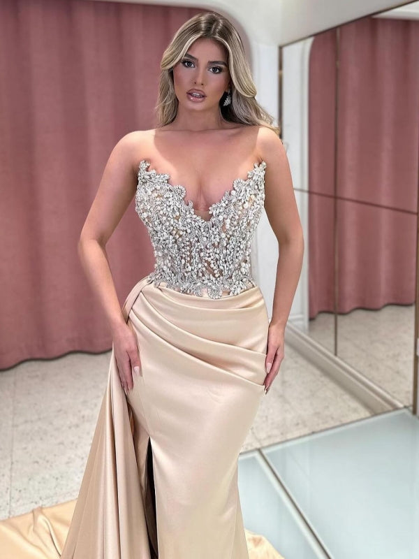 Exquisito vestido de fiesta largo color champán con corte sirena, sin tirantes y con joyas