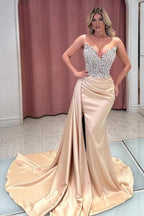 Exquisito vestido de fiesta largo color champán con corte sirena, sin tirantes y con joyas