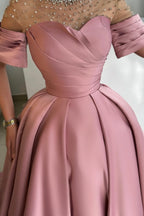 Exquisito vestido de fiesta largo de satén rosa empolvado con corte A y pedrería, mangas cortas