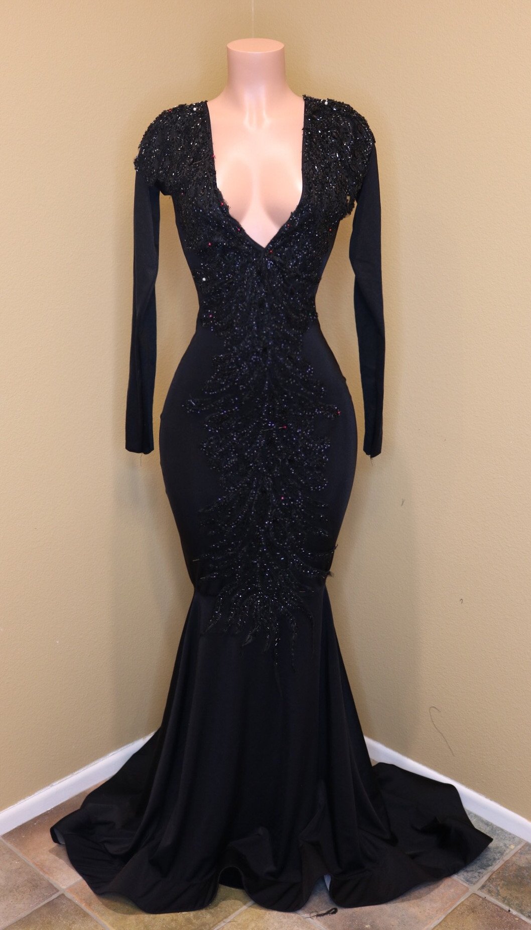 Robe de bal noire longue à col en V, sirène, ornée de sequins, avec manches