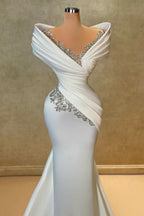 Robe de mariée longue blanche exquise en satin et dentelle, style sirène, décolletée épaules nues, ornée de strass