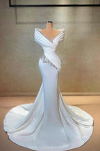 Robe de mariée longue blanche exquise en satin et dentelle, style sirène, décolletée épaules nues, ornée de strass