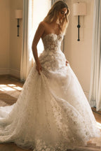 Extravagante vestido de novia largo de encaje con escote en forma de A y escote corazón sin tirantes