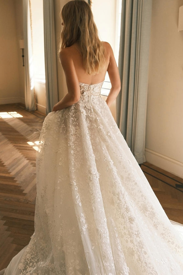 Extravagante vestido de novia largo de encaje con escote en forma de A y escote corazón sin tirantes