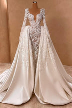 Vestido de novia extravagante de satén con escote en V, encaje, mangas largas y cola desmontable.