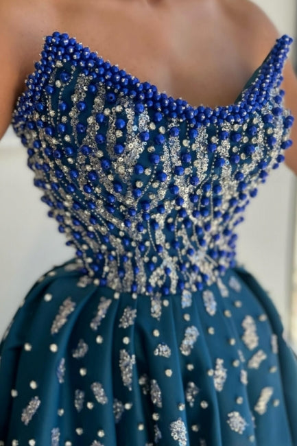 Robe de bal extravagante longue bleue en ligne A sans bretelles ornée de perles avec fente