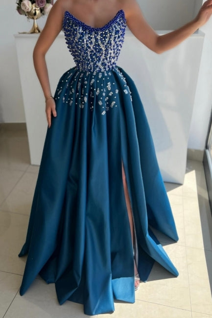 Robe de bal extravagante longue bleue en ligne A sans bretelles ornée de perles avec fente