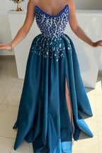 Robe de bal extravagante longue bleue en ligne A sans bretelles ornée de perles avec fente